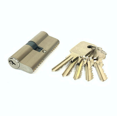 Couleurs adaptées aux besoins du client de cylindre en laiton de porte de salle de bains du cylindre 70mm de zinc diverses disponibles